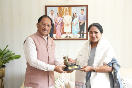 Delhi CM discusses development issues with Chhattisgarh counterpart